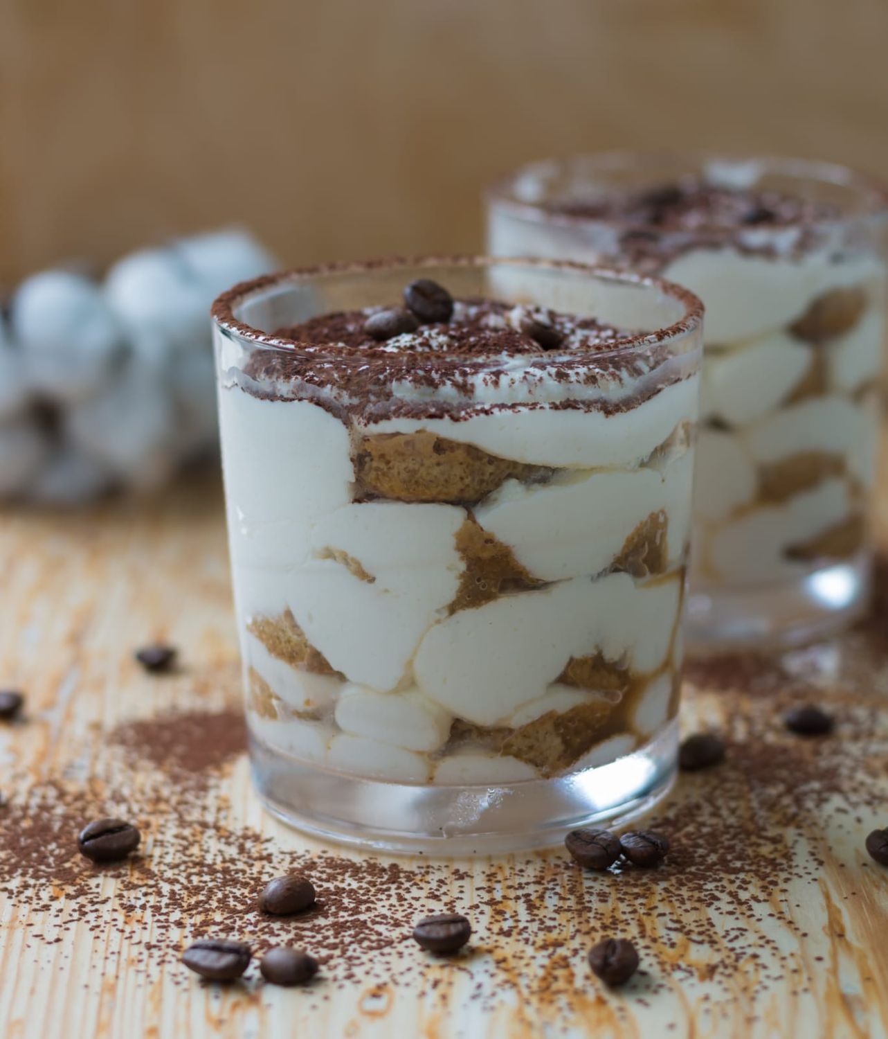 Tiramisu in Gläsern, mit Kakao bestäubt